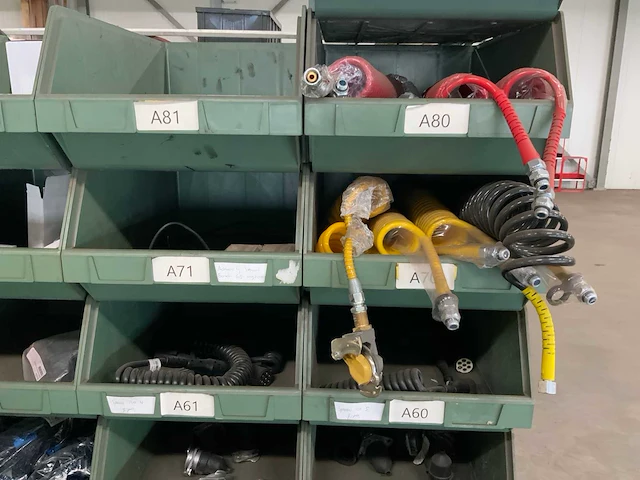 Partij verlichting, stekkers en bekabeling - afbeelding 23 van  39
