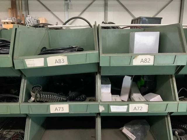 Partij verlichting, stekkers en bekabeling - afbeelding 36 van  39