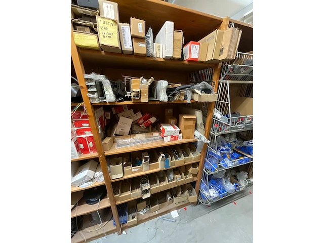 Partij verlichtingsmaterialen (c) - afbeelding 2 van  25