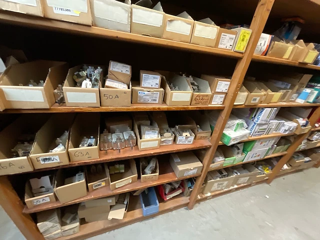 Partij verlichtingsmaterialen (c) - afbeelding 7 van  25