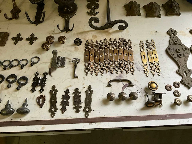 Partij vintage deurbeslag en kapstokken - afbeelding 3 van  16