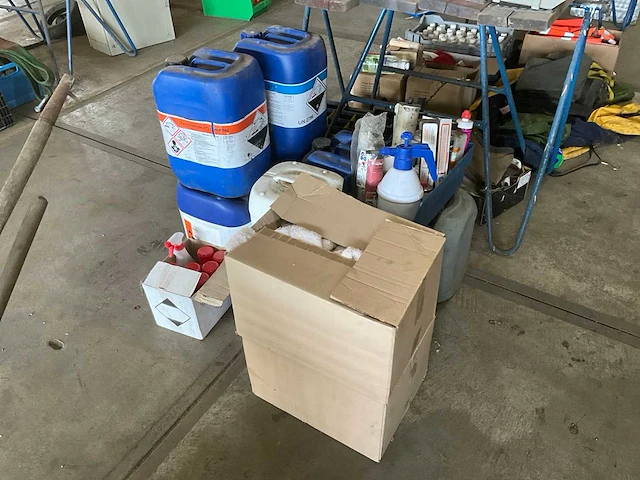Partij vloeistoffen/schoonmaak producten - afbeelding 1 van  8