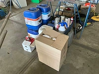 Partij vloeistoffen/schoonmaak producten - afbeelding 1 van  8