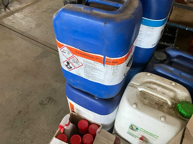 Partij vloeistoffen/schoonmaak producten - afbeelding 2 van  8