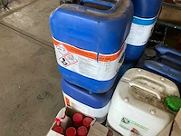 Partij vloeistoffen/schoonmaak producten - afbeelding 2 van  8