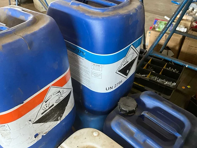 Partij vloeistoffen/schoonmaak producten - afbeelding 3 van  8