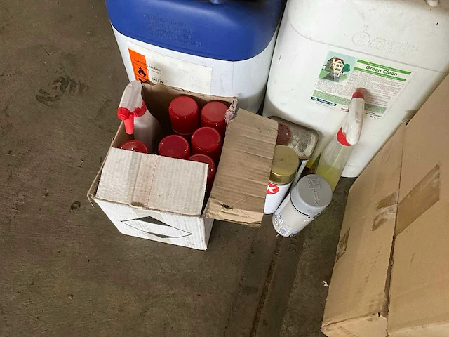 Partij vloeistoffen/schoonmaak producten - afbeelding 4 van  8