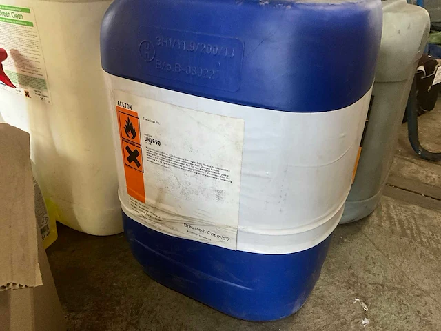 Partij vloeistoffen/schoonmaak producten - afbeelding 5 van  8