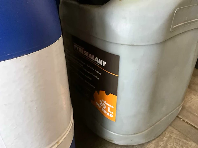 Partij vloeistoffen/schoonmaak producten - afbeelding 6 van  8