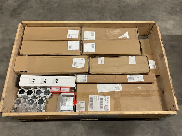 Partij vnl. legrand installariemateriaal - afbeelding 1 van  7