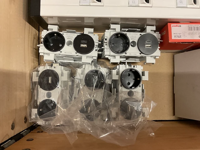 Partij vnl. legrand installariemateriaal - afbeelding 4 van  7