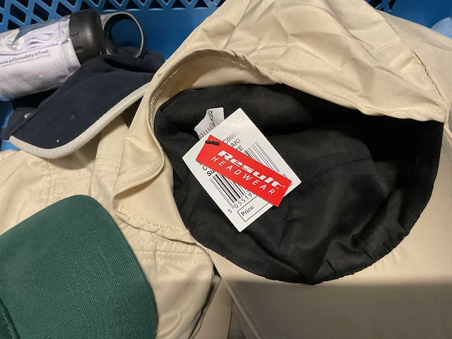 Partij vnl. petten - afbeelding 2 van  4