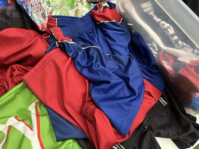Partij (voetbal)shirts en broeken voor kinderen - afbeelding 15 van  15