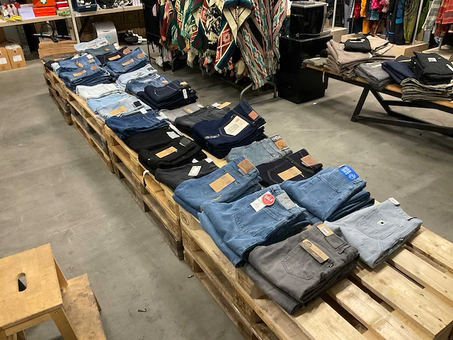 Partij volcom/polar/s oliver enz. jeans (81x) - afbeelding 1 van  12