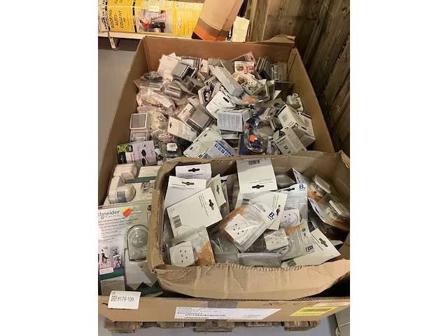 Partij volle pallet electro en schakel materiaal - afbeelding 1 van  4