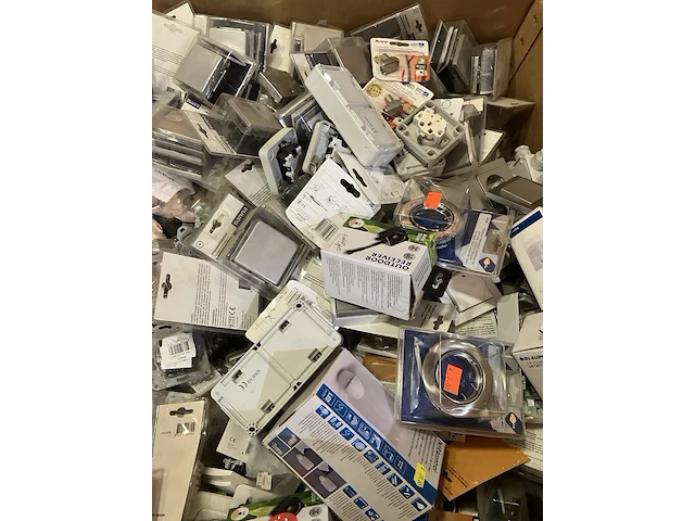Partij volle pallet electro en schakel materiaal - afbeelding 2 van  4