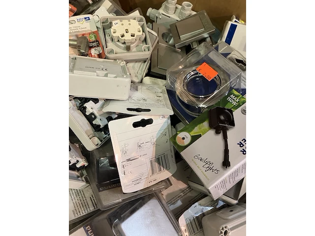 Partij volle pallet electro en schakel materiaal - afbeelding 3 van  4