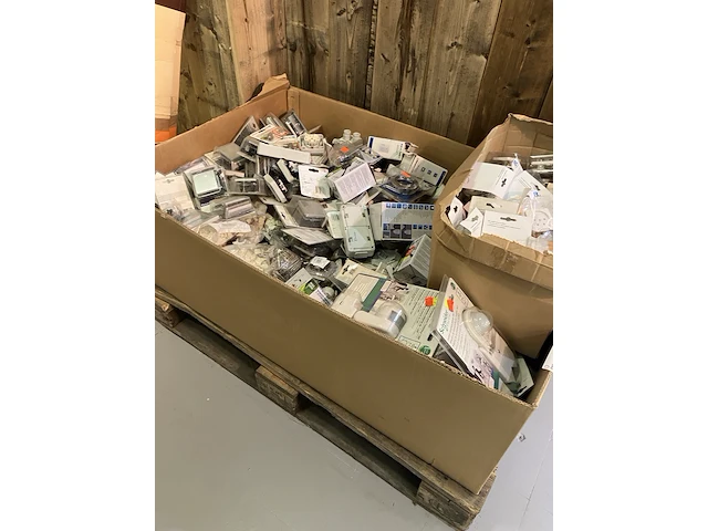 Partij volle pallet electro en schakel materiaal - afbeelding 4 van  4