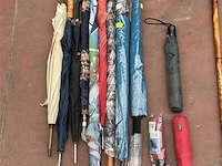 Partij wandelstokken en paraplu's - afbeelding 2 van  5