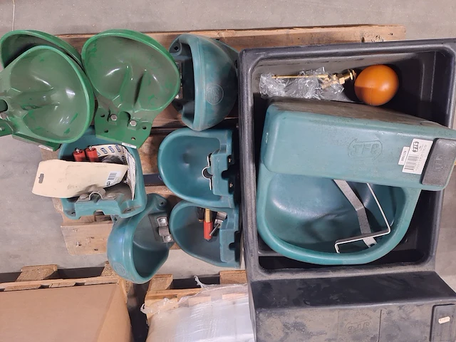 Partij waterbakken en vlotterballen e.d. - afbeelding 1 van  15