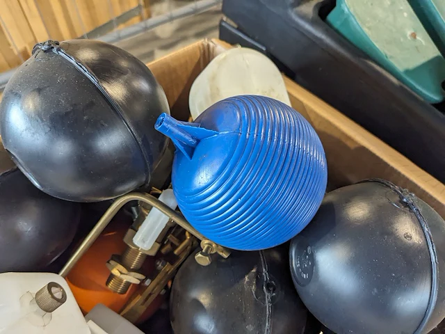 Partij waterbakken en vlotterballen e.d. - afbeelding 12 van  15