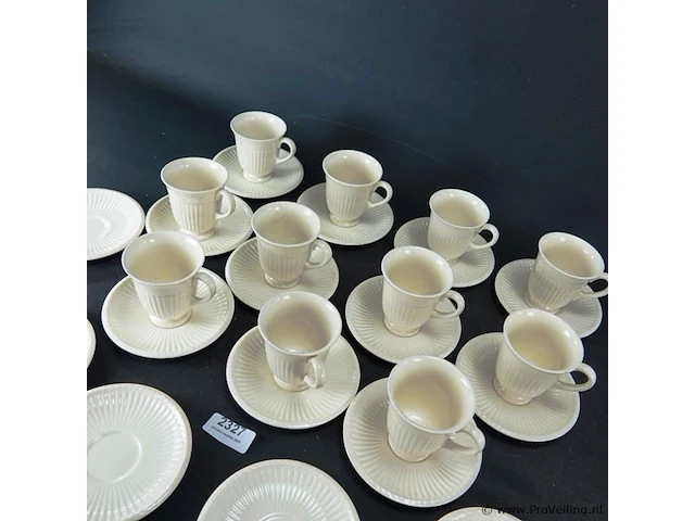 Partij wedgwood kop en schotels - afbeelding 3 van  5