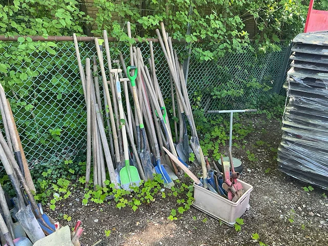 Partij wegenbouw/tuingereedschap - afbeelding 1 van  5