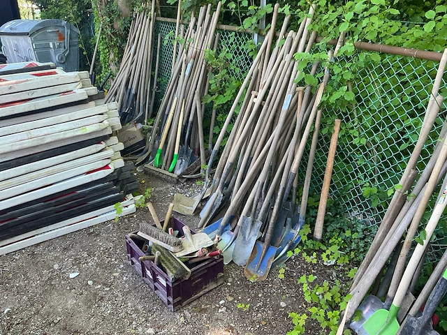 Partij wegenbouw/tuingereedschap - afbeelding 1 van  3