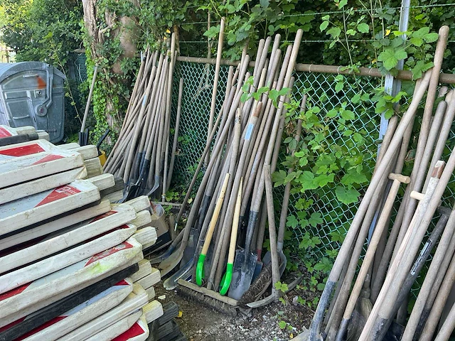 Partij wegenbouw/tuingereedschap - afbeelding 1 van  4