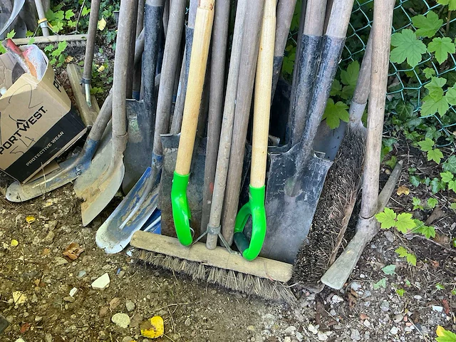 Partij wegenbouw/tuingereedschap - afbeelding 2 van  4
