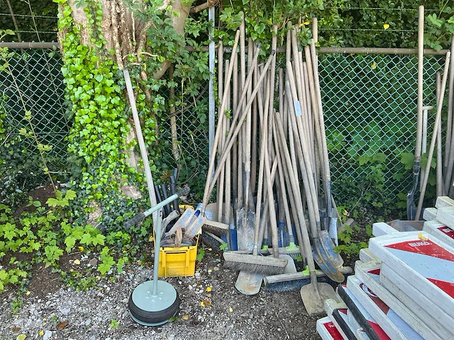 Partij wegenbouw/tuingereedschap - afbeelding 1 van  6