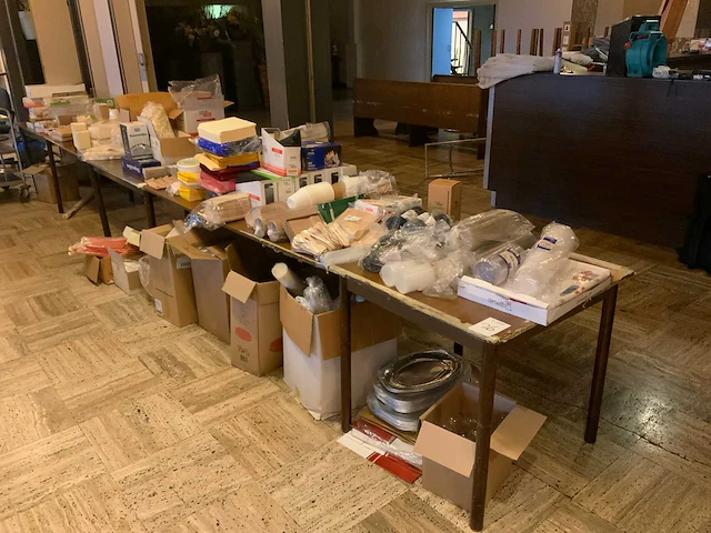 Partij wegwerp servies en verpakkingen - afbeelding 1 van  7