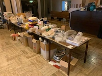Partij wegwerp servies en verpakkingen - afbeelding 1 van  7