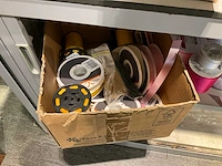 Partij winkelinventaris met decoratiemateriaal - afbeelding 2 van  15