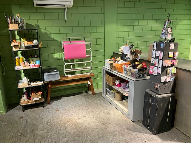 Partij winkelinventaris met decoratiemateriaal - afbeelding 1 van  15