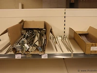 Partij winkelstelling displayhaken & vakverdelers - afbeelding 1 van  4