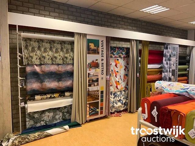 Partij winkelstellingen en presentatie tafels (c) - afbeelding 7 van  8