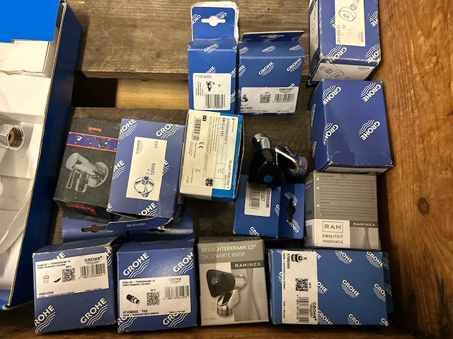 Partij w.o. dakanker, sanitair accessoires w.o. grohe, little jumbo - afbeelding 4 van  11