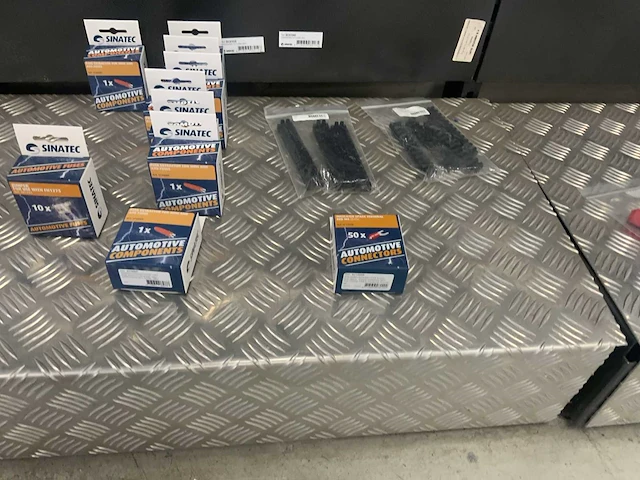 Partij zekeringen en schakelmateriaal - afbeelding 12 van  32