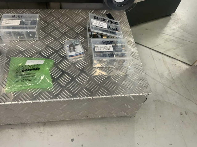 Partij zekeringen en schakelmateriaal - afbeelding 14 van  32