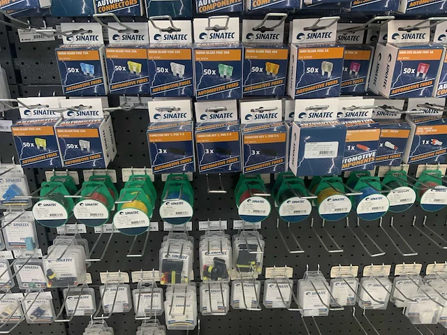 Partij zekeringen en schakelmateriaal - afbeelding 18 van  32