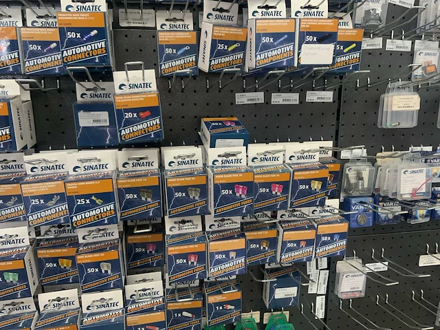 Partij zekeringen en schakelmateriaal - afbeelding 20 van  32