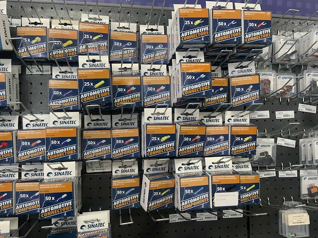 Partij zekeringen en schakelmateriaal - afbeelding 21 van  32