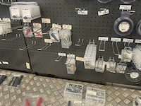 Partij zekeringen en schakelmateriaal - afbeelding 32 van  32