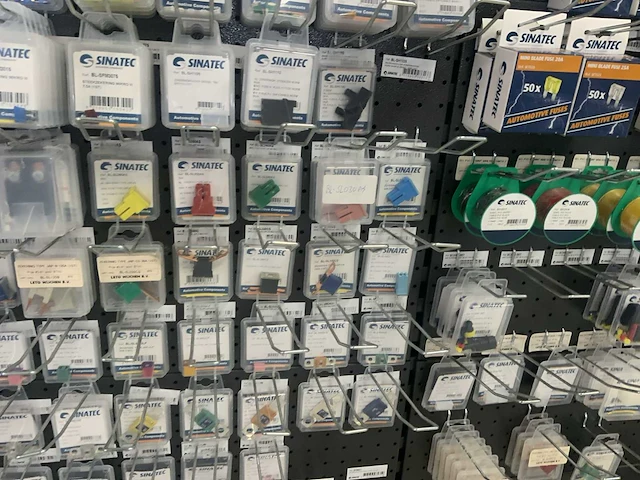 Partij zekeringen en schakelmateriaal - afbeelding 7 van  32