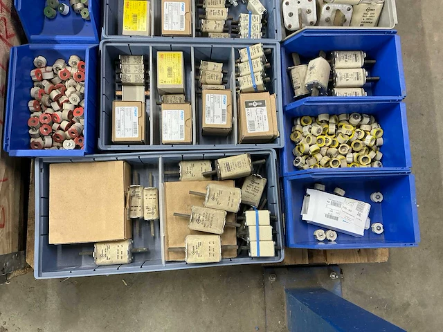 Partij zekeringen/schakelmateriaal - afbeelding 2 van  6
