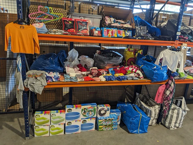 Partij zomer en winter kinderkleding en toebehoren, o.a. hello kitty, disney, amber - afbeelding 11 van  109