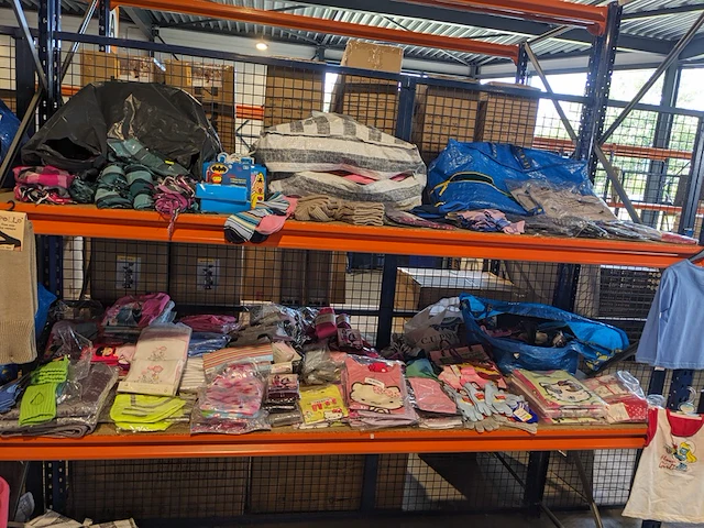 Partij zomer en winter kinderkleding en toebehoren, o.a. hello kitty, disney, amber - afbeelding 12 van  109