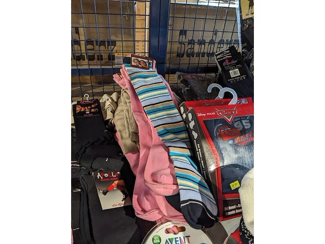 Partij zomer en winter kinderkleding en toebehoren, o.a. hello kitty, disney, amber - afbeelding 13 van  109