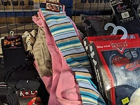 Partij zomer en winter kinderkleding en toebehoren, o.a. hello kitty, disney, amber - afbeelding 13 van  109